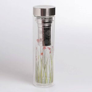 Der Teebereiter mit dem Motiv "Green Grass" besteht aus einer doppelwandigen Glasflasche mit Drehverschluss