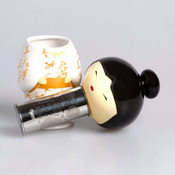 Die handbemalte Keramikfigur "Teafan Geiko Geisha gold" ist mit einem Teesieb ausgestattet und ideal um losen Tee zu kochen