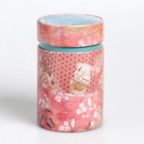 Die Teedose "Vintage" in der Farbe Rose begleitet Dich mit ihrem verspielten Design in Augenblicken voller Geborgenheit und Geschmack.