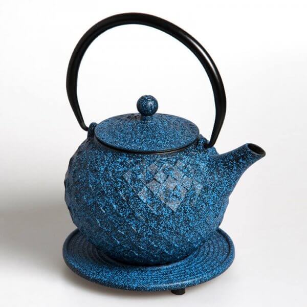Die kostbare Teekanne "Dayia" aus Gusseisen in der Farbe blau fasst 0,8 Liter.