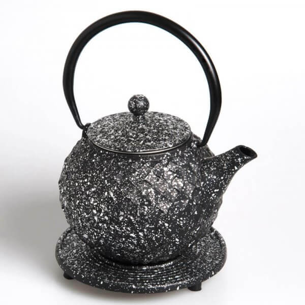 Die kostbare Teekanne "Dayia" aus Gusseisen in der Farbe silber-schwarz fasst 0,8 Liter.