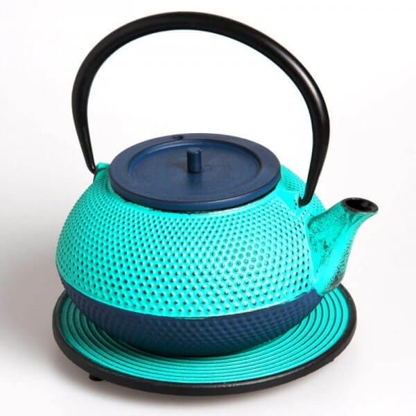 Die kostbare Teekanne aus Gusseisen in der Farbe lucite grün-blau fasst 1,2 Liter.