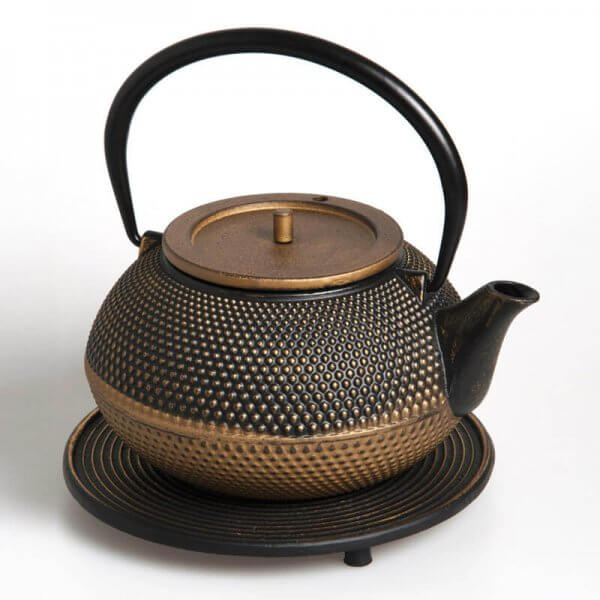 Die kostbare Teekanne "Kobu" aus Gusseisen in der Farbe schwarz-gold fasst 1,2 Liter