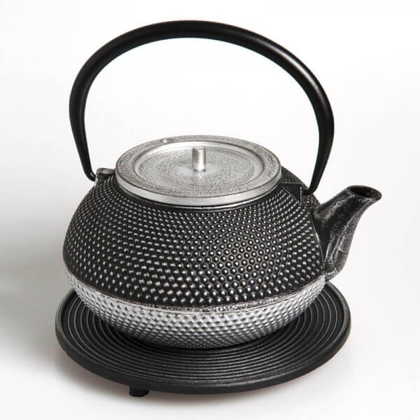 Die kostbare Teekanne aus Gusseisen in der Farbe silber-schwarz fasst 1,2 Liter.