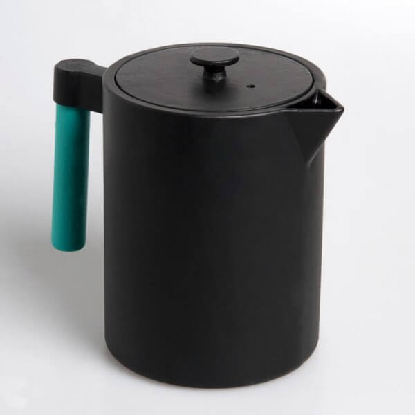 Die kostbare Teekanne aus Gusseisen in der Farbe schwarz fasst 1,2 Liter