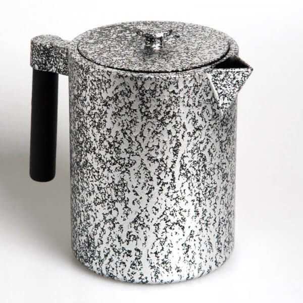 Die kostbare Teekanne aus Gusseisen in der Farbe silber fasst 1,2 Liter.