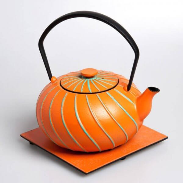 Die kostbare Teekanne aus Gusseisen in der Farbe orange fasst 1,0 Liter.