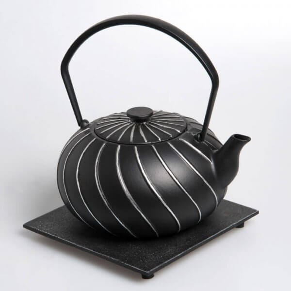 Die kostbare Teekanne aus Gusseisen in der Farbe silber-schwarz fasst 1,0 Liter.