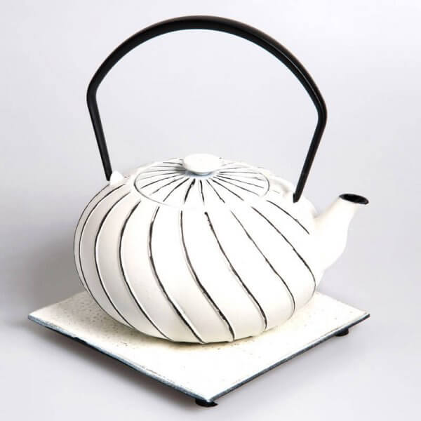 Die kostbare Teekanne "Nami" aus Gusseisen in der Farbe weiß-schwarz fasst 1 Liter.