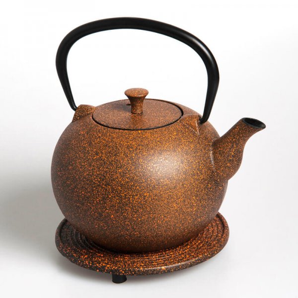 Die kostbare Teekanne "Tama" aus Gusseisen in der Farbe orange fasst 1,0 Liter.