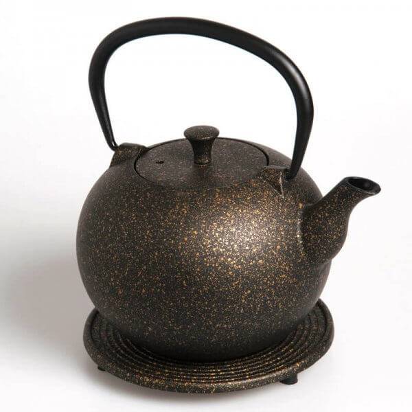 Die kostbare Teekanne "Tama" aus Gusseisen in der Farbe gold fasst 1,0 Liter.