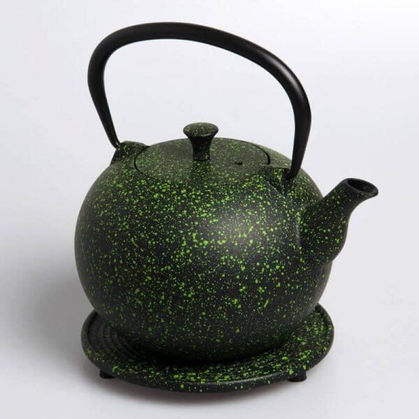 Die kostbare Teekanne "Tama" aus Gusseisen in der Farbe hellgrün fasst 1,0 Liter.